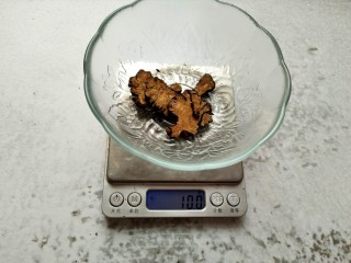 1、日食记之一枕黑甜~四物乌鸡加四君子,各种药材称重。