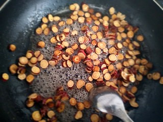 2、日食记之一枕黑甜~四物乌鸡加四君子,因为我家里没有炙甘草了，我用的甘草然后自己蜜炙的，就是蜂蜜加水在不粘锅里炒到甘草发黄，不沾手就可以了。