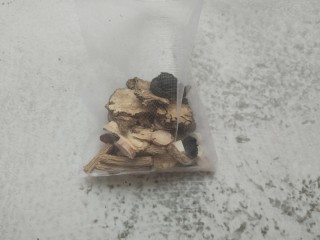 4、日食记之一枕黑甜~四物乌鸡加四君子,把八种中药放入布袋里。