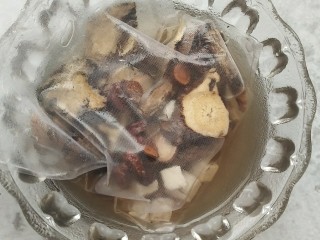 5、日食记之一枕黑甜~四物乌鸡加四君子,清水洗净。