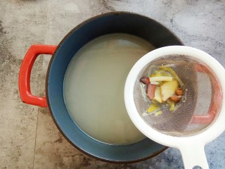 12、清汤牛肉面,捞出牛肉和香料