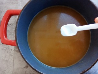 15、清汤牛肉面,适量盐和鸡粉，搅拌开来