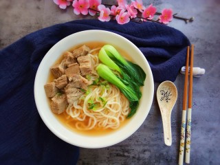 22、清汤牛肉面,浇上牛肉汤，放上牛肉，再烫两颗青菜，撒上葱花就好了