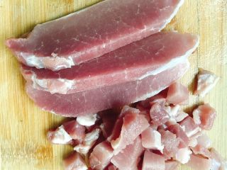 1、青瓜炒肉丁,瘦肉准备好