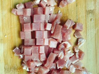 2、青瓜炒肉丁,切成丁