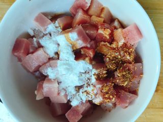 3、青瓜炒肉丁,加入料酒、花椒粉、玉米淀粉、酱油