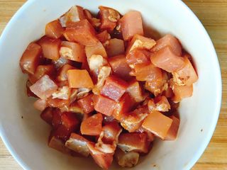 4、青瓜炒肉丁,拌匀腌制10分钟