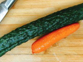 5、青瓜炒肉丁,准备好青瓜和胡萝卜