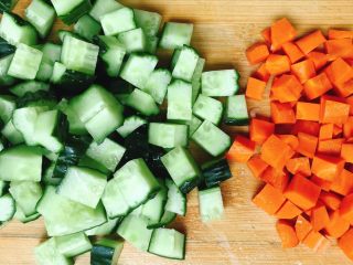 6、青瓜炒肉丁,切成丁