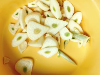 7、青瓜炒肉丁,大蒜切成片，大葱切成末