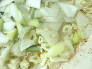 8、青瓜炒肉丁,热锅放油，下蒜片和大葱末