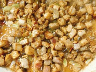 11、青瓜炒肉丁,炒至变色