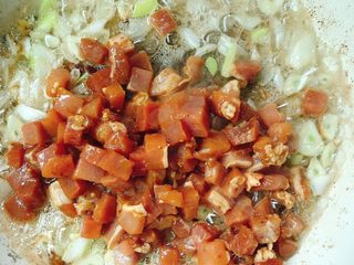 10、青瓜炒肉丁,放入肉丁