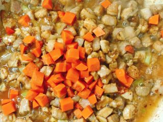 12、青瓜炒肉丁,放入胡萝卜