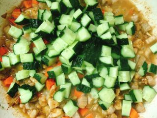 14、青瓜炒肉丁,放入青瓜粒
