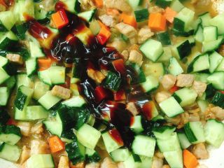 15、青瓜炒肉丁,放盐、白糖、蚝油炒熟拌匀