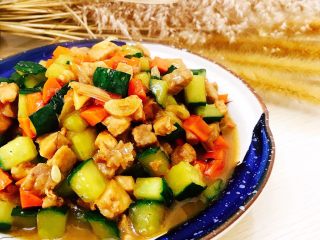 16、青瓜炒肉丁,装盘即可食用。