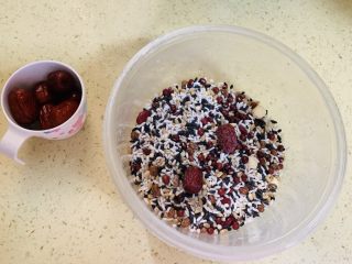 1、夏日冰饮冰镇黄糖八宝粥,准备好材料，红枣留下几个个另外装，煮好粥再加入。