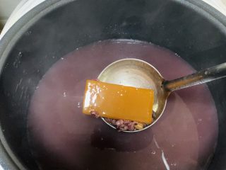 8、夏日冰饮冰镇黄糖八宝粥,加入黄糖片，按上电饭煲盖闷一起待黄糖完全融化