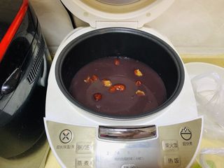 10、夏日冰饮冰镇黄糖八宝粥,撕开红枣加入粥中，这样红枣比较入味