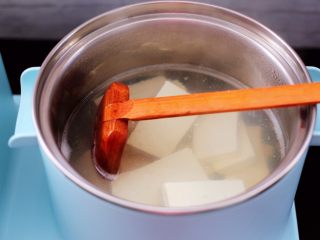 2、香辣煎豆腐,大火把豆腐焯至1分钟左右,即可捞出沥干水分。