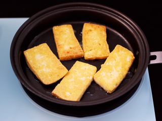 5、香辣煎豆腐,中小档将豆腐煎至金黄,再翻一面,两面都煎至成金黄色。
