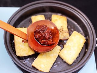 6、香辣煎豆腐,再加入豆瓣酱。