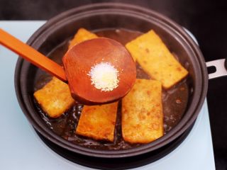 7、香辣煎豆腐,最后加入按个人口味加入盐和鸡精调味,再加入少许清水。