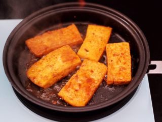 8、香辣煎豆腐,锅中慢慢把汤汁收到粘稠时。