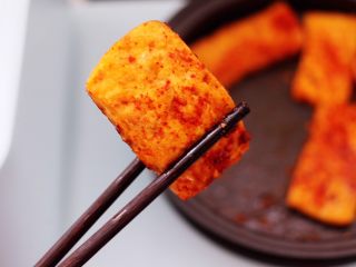 10、香辣煎豆腐,两面都撒上。