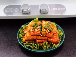 12、香辣煎豆腐,把煎好的豆腐出锅后,撒上葱花和白芝麻即可食用。