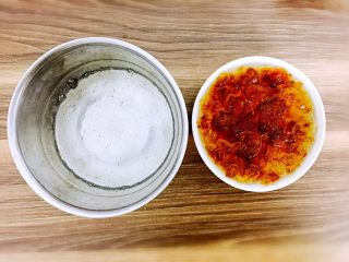 1、桃胶雪燕羹,桃胶、雪燕,分别加入1000ml清水,泡发24小时,期间换水3次,并挑除里面的杂质。
