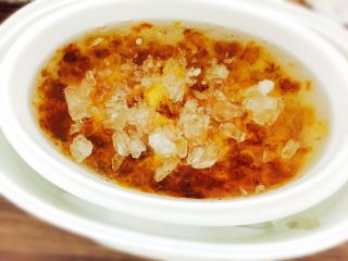 4、桃胶雪燕羹,炖煮20分钟后掀盖,加入适量冰糖,盖上锅盖继续炖煮。