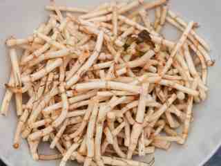 2、#年夜饭#凉拌鱼腥草,鱼腥草去除老根，用手摘成3公分左右的段，加盐拌匀，腌制10分钟。