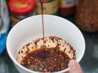 3、#年夜饭#凉拌鱼腥草,取一小碗，将白糖、酱油、醋、味精和糊辣椒粉放入，搅拌均匀。