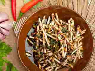 4、#年夜饭#凉拌鱼腥草,取一大碗，放入鱼腥草和野蒜，浇上调好的酱汁拌匀。