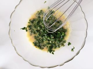 3、健康低卡餐-菠菜早餐面包,加入菠菜碎搅拌均匀