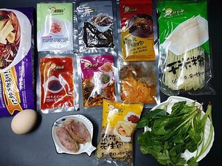 1、柳州螺蛳粉,准备柳州螺蛳粉及其它食材