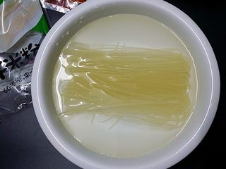 2、柳州螺蛳粉,取出干米粉放入凉水浸泡10分钟左右