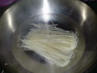 3、柳州螺蛳粉,锅中烧适量开水，将泡过的干米粉放入锅中