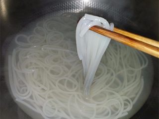 4、柳州螺蛳粉,煮至米粉软嫩细滑，约10~15分钟左右