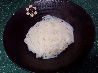 5、柳州螺蛳粉,将米粉拣出放至当碗中