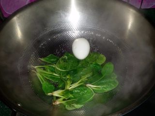 6、柳州螺蛳粉,另起锅烧适量开水，放入菠菜和熟鸡蛋焯水至熟