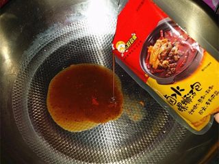 8、柳州螺蛳粉,另起锅倒少许开水，再加入酸醋包和卤水螺蛳汤包等调料