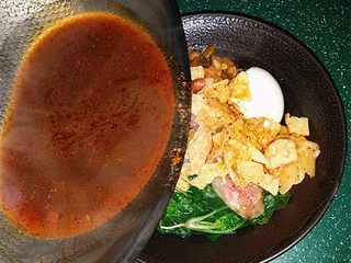 9、柳州螺蛳粉,卤水煮开后迅速倒入米粉碗中