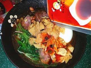 10、柳州螺蛳粉,最后淋上红油