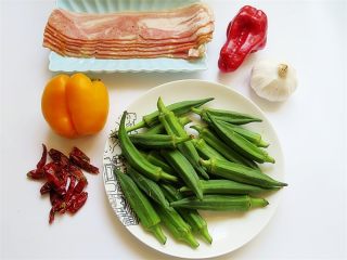 1、培根炒秋葵,先准备好材料