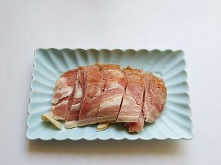 2、培根炒秋葵,培根切片备用