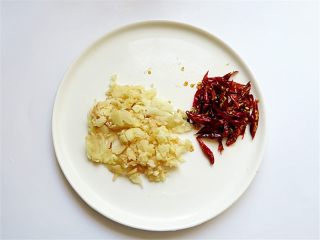 3、培根炒秋葵,蒜拍成泥，干辣椒切条