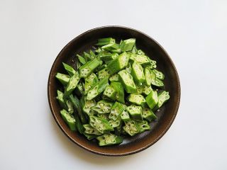 5、培根炒秋葵,秋葵斜切成厚片